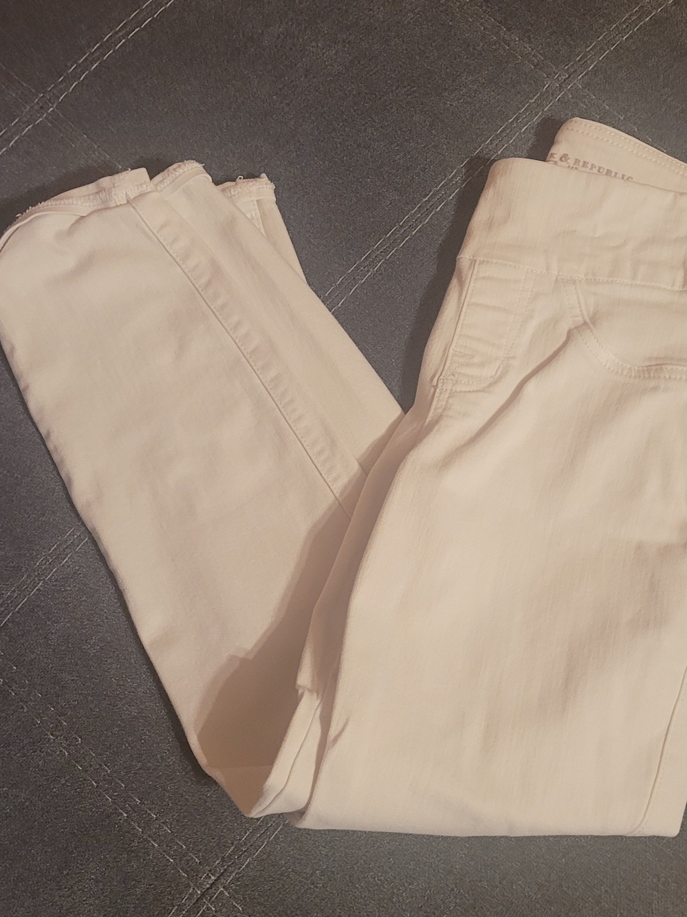 Rock & Republic Off-White Denim Label Detail
